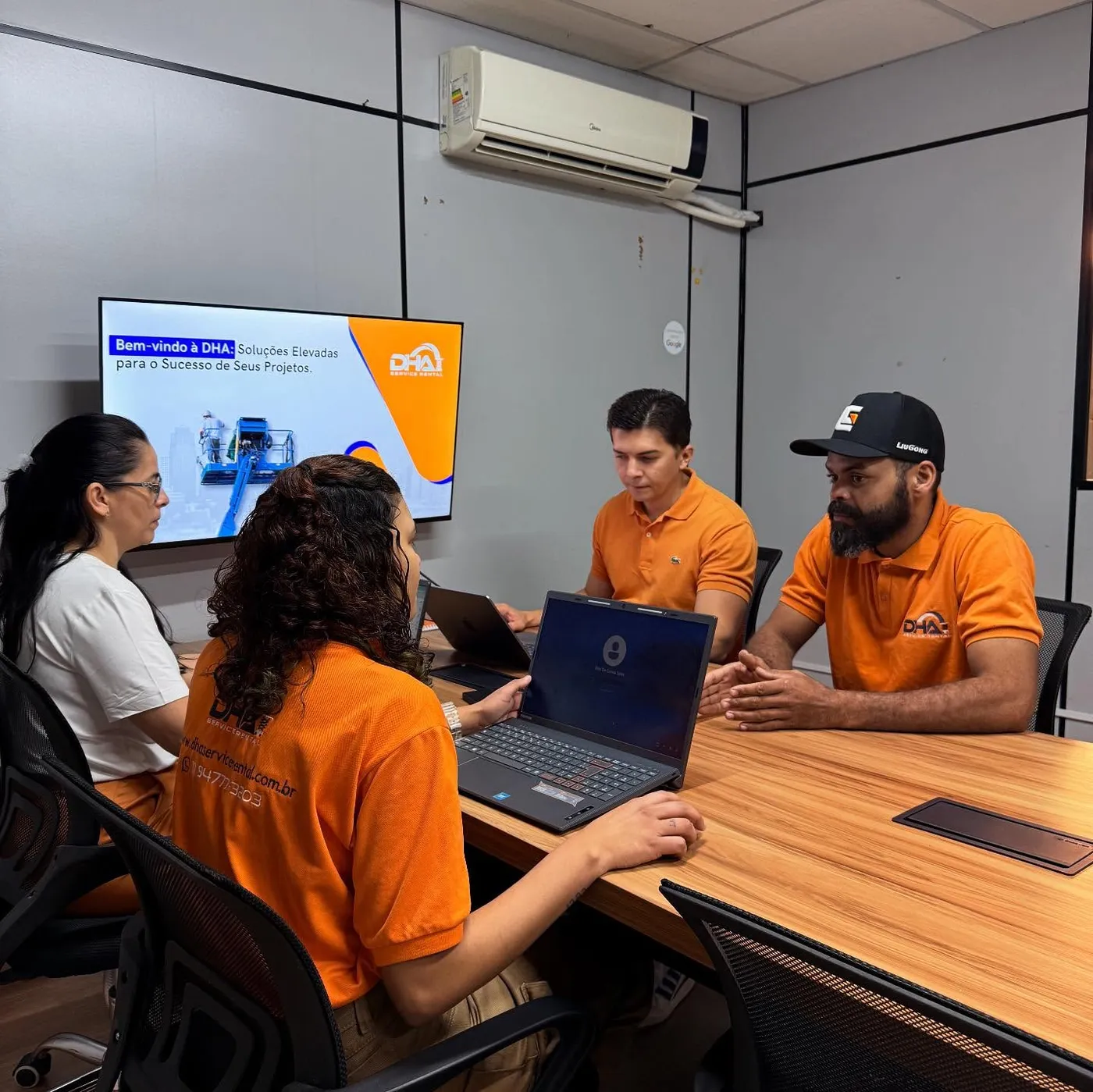 Equipe da DHA Service Rental em reunião