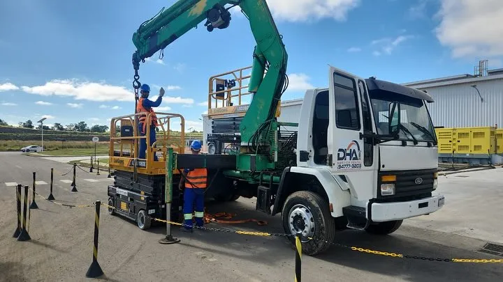 Caminhão munck da DHA içando uma plataforma
