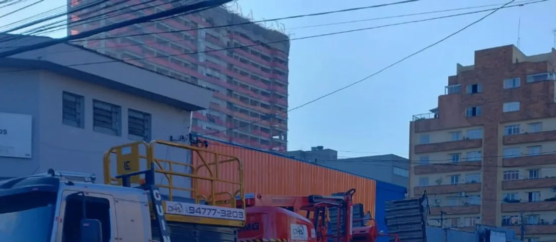 Caminhão da DHA transportando plataforma na cidade