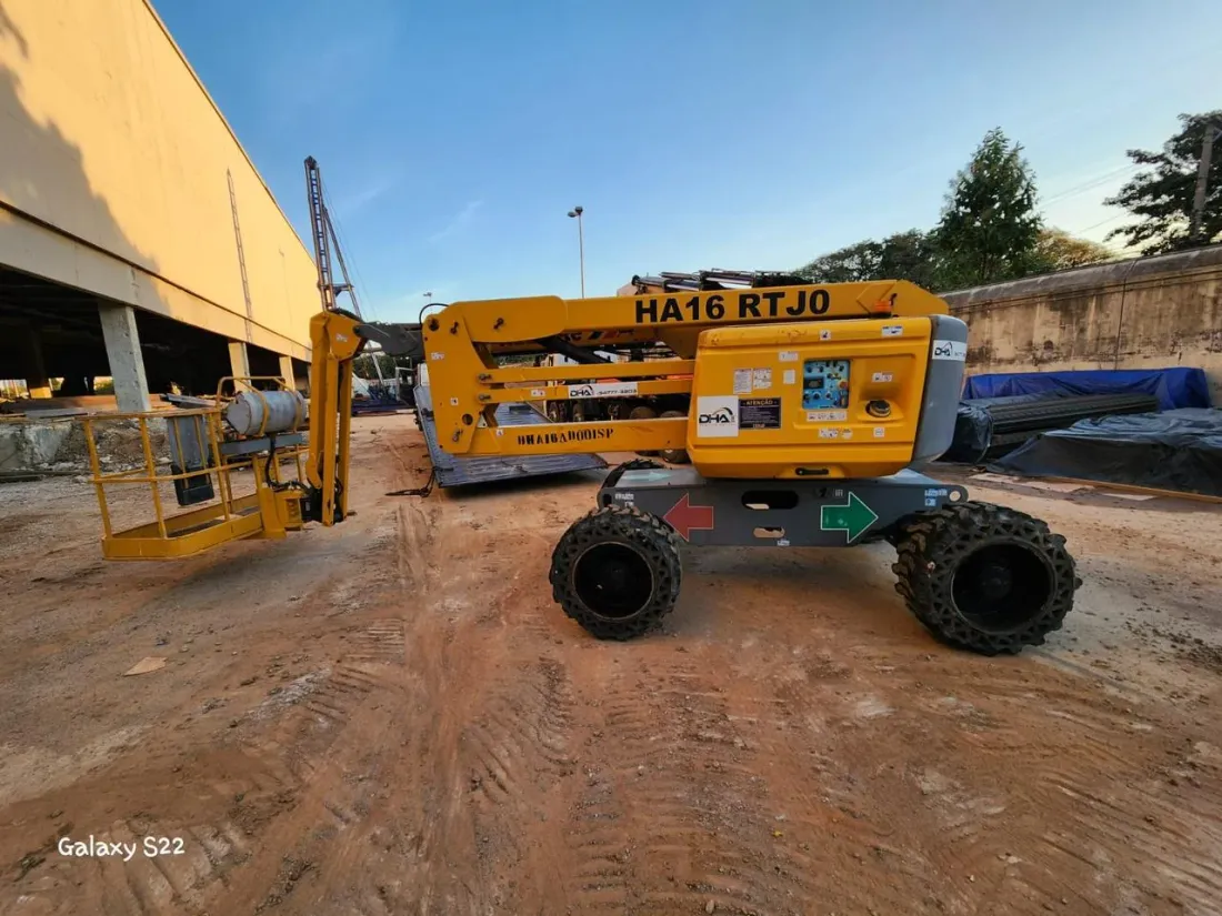 Plataforma articulada DHA em obra da ABC Demolidora